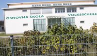 Osnovnu školu u Pandrofu kinči i široko i daleko vidljiv dvojezični natpis