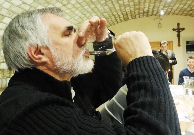 Lujz Vuković u podrumu Franje i Doriske Jakšić u Uzlopu (foto: mirko sinovac)