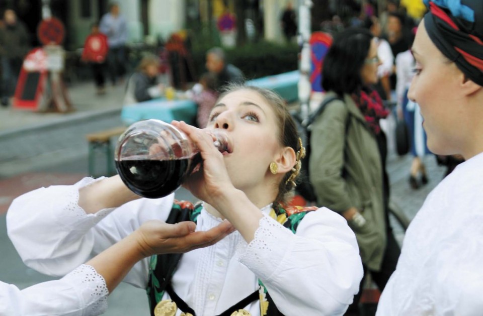 Verena Mikula se pokušava napiti črljenoga iz karafe po nastupu Kolo-Slavuja na Freihaus-svetačnosti u 4. bečkom kotaru (foto: roman kalinka)