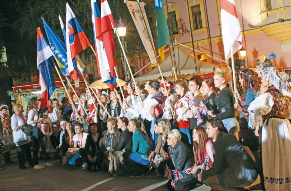 Sudioniki pri festivalu etno-frizure u Vinkovci, pri kom su sudjelovali i gradišćanski Hrvati foto: marijana kosanović